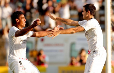 Martinez do Corinthians comemora ap�s marca golc ontra a equipe do Atl�tico GO durante partida v�lida pelo Campeonato Brasileiro realizado no Serej�o