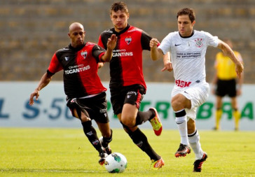 Martinez do Corinthians disputa a bola com o jogador Joilson do Atl�tico GO durante partida v�lida pelo Campeonato Brasileiro realizado no Serej�o