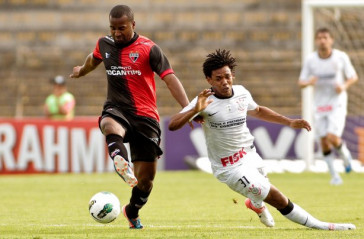 Romarinho do Corinthians disputa a bola com o jogador Renie do Atl�tico GO durante partida v�lida pelo Campeonato Brasileiro realizado no Serej�o