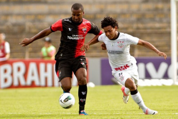 Romarinho do Corinthians disputa a bola com o jogador Renie do Atl�tico GO durante partida v�lida pelo Campeonato Brasileiro realizado no Serej�o