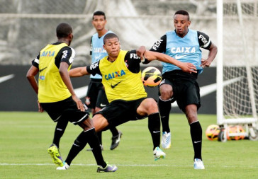 Douglas do Corinthians durante treino. realizado no CT Joaquim Grava. (Rodrigo Coca)FotoArena 04/10/2013