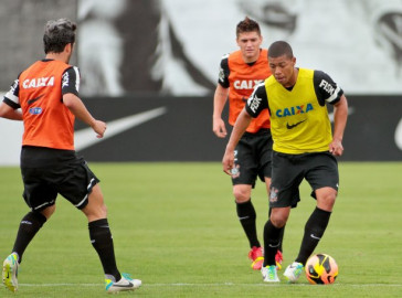 Douglas do Corinthians durante treino. realizado no CT Joaquim Grava. (Rodrigo Coca)FotoArena 04/10/2013