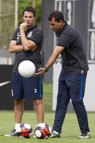 F�bio Carille e Osmar Loss no treino do Corinthians no CT Joaquim Grava