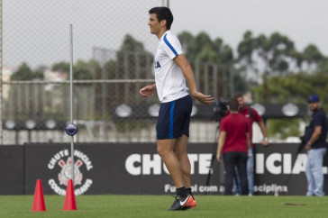 balbuena em atividade no treino do Corinthians no CT Joaquim Grava
