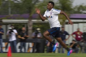 Mois�s em atividade no treino do Corinthians no CT Joaquim Grava