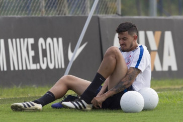 Pedro Henrique arruma a chuteira no treino do Corinthians no CT Joaquim Grava