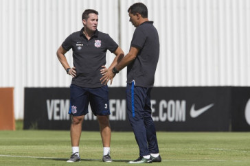 F�bio Carille em conversa com Osmar Loss no treino da tarde no CT Joaquim Grava