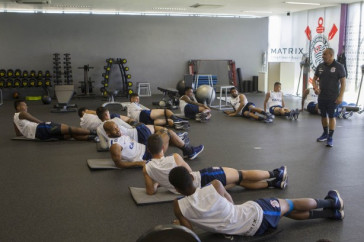 Jogadores participam de alongamento no CT Joaquim Grava
