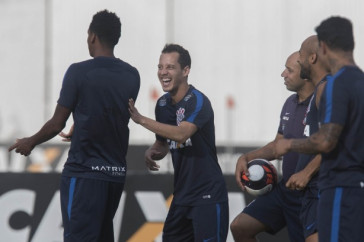 Rodriguinho treina para encarar o Santos pelo Paulist�o