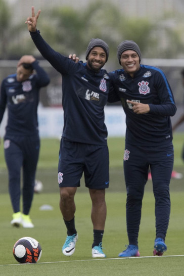 Fellipe Bastos e L�o Jab� durante treino preparat�rio para a final contra a Ponte