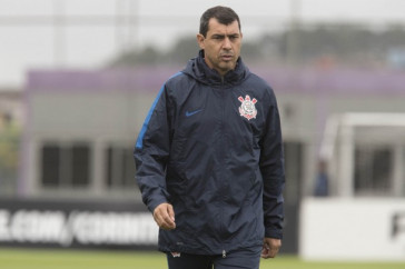 T�cnico Carille esbo�a equipe titular que vai enfrentar a Ponte no domingo
