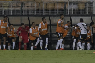 Jogadores do banco comemoram o gol de Jadson diante o S�o Caetano