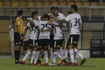 Todo time comemorando o gol de J�nior Dutra contra o S�o Caetano