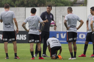 Carille conversa com os jogadores durante o treino da tarde