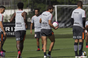 Jadson, j� recuperado, treina com o elenco no CT do Parque Ecol�gico