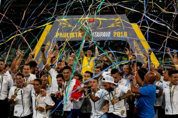 Jogadores levantam o trof�u de campe�o na tarde deste domingo pela final do campeonato paulista