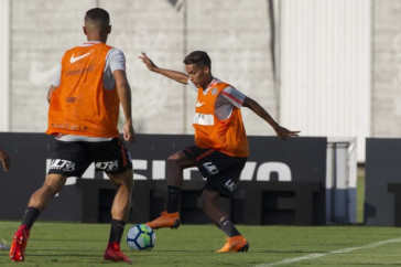O jovem Pedrinho treinando no CT; Atacante � pedido todo jogo pela torcida