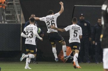 Rodriguinho marcou um gola�o contra o Botafogo, na Arena Corinthians