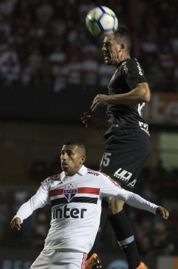 Danilo Avelar em jogada a�rea no cl�ssico contra o S�o Paulo, no Morumbi