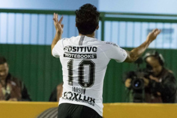 O meia Jadson voltou a marcar de falta e o gol foi contra a Chapecoense, pela Copa do Brasil