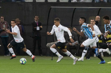 Jadson e Pedrinho durante jogo contra o Gr�mio, pelo Campeonato Brasileiro