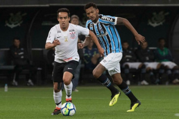 Jadson em partida contra o Gr�mio, pelo Brasileir�o