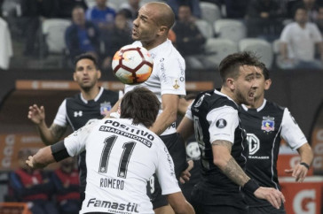 Corinthians sufocou o Colo-Colo at� o fim da partida desta quarta-feira