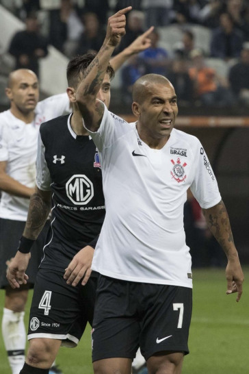 Emerson Sheik entrou na partida contra o Colo-Colo