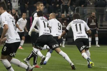 Jogadores comemoram o gol na vit�ria contra o Colo-Colo