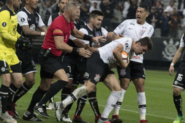 Momento de confus�o na hora do gol do Corinthians