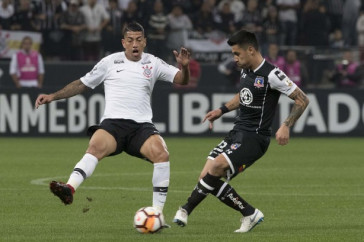Ralf disputa a bola com advers�rio na partida contra o Colo-Colo