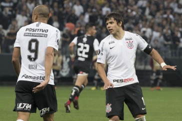 Roger e Romero lutaram at� o fim na vit�ria contra o Colo-Colo