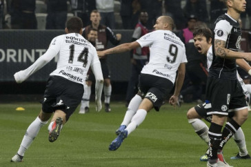 Roger marcou um dos gols na vit�ria contra o Colo-Colo