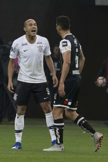 Roger marcou um dos gols na vit�ria contra o Colo-Colo