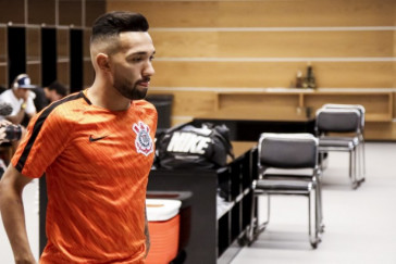 Clayson no vesti�rio da Arena antes do jogo contra o Sport-PE
