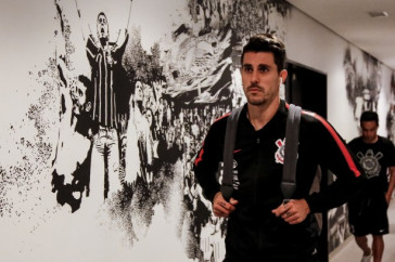 Danilo Avelar no vesti�rio da Arena antes do jogo contra o Sport-PE