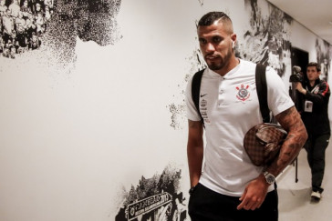 Jonathas no vesti�rio da Arena antes do jogo contra o Sport-PE