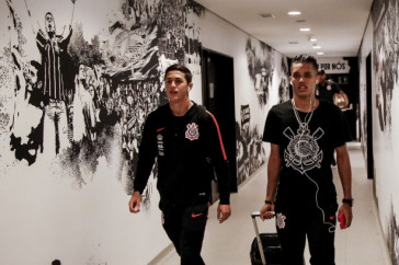 Pedrinho e Mateus Vital no vesti�rio da Arena antes do jogo contra o Sport-PE