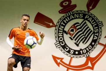 Pedrinho no vesti�rio da Arena antes do jogo contra o Sport-PE