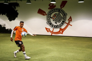 Pedrinho no vesti�rio da Arena antes do jogo contra o Sport-PE