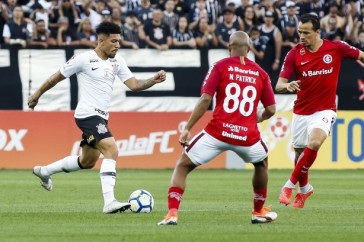 Douglas durante jogo contra o Internacional, pelo Campeonato Brasileiro