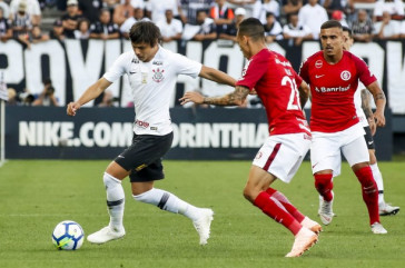 O paraguaio Romero atuando contra o Internacional, na Arena Corinthians, pelo Brasileir�o