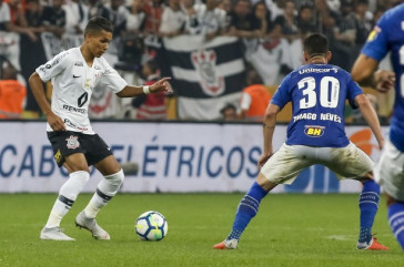 Pedrinho anotou um gola�o contra o Cruzeiro, mas foi anulado pelo juiz