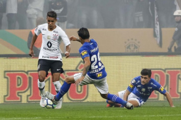 Pedrinho em jogada contra o Cruzeiro, pela Copa do Brasil
