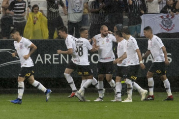 Jogadores comemoram gol do Corinthians