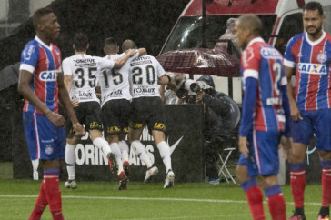 Jogadores comemoram gol do Corinthians