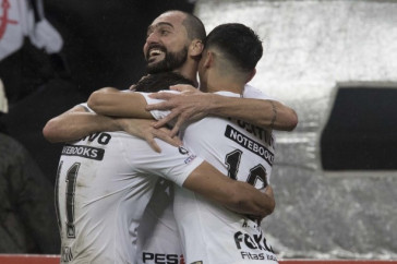 Jogadores comemoram gol do Corinthians