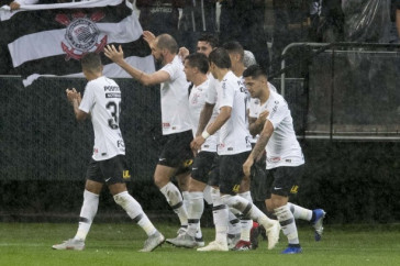Jogadores comemoram gol do Corinthians