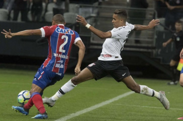 Pedrinho disputa jogada na partida contra o Bahia