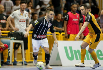 Deives em partida contra o Sorocaba, pela Liga Paulista de Futsal